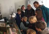 Enfants et adultes un dimanche matin devant une machine de Van De Graaf.
